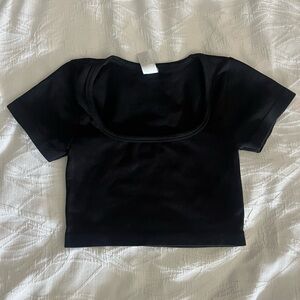 size small black form fitting cropped shirt